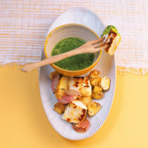 Gegrillter Halloumi mit Gemüse und Mojo verde Gegrillter Halloumi mit Gemüse und Mojo verde