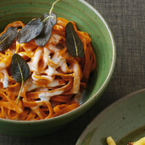 Bandnudeln mit Gorgonzolasauce und Salbei Bandnudeln mit Gorgonzolasauce und Salbei