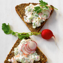 Kräuter-Gemüse-Quark auf Brot Kräuter-Gemüse-Quark auf Brot