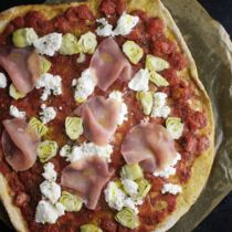Slow-Carb-Pizza mit Artischocken und Schinken Slow-Carb-Pizza mit Artischocken und Schinken