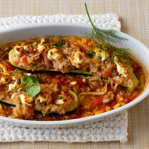 Überbackene Zucchini mit nussiger Reisfüllung