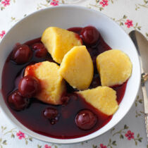 Kirschsuppe mit Maisgrießklößchen