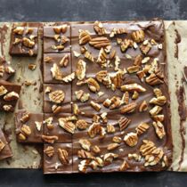 Schoko-Karamell-Fudge mit Pekannüssen Schoko-Karamell-Fudge mit Pekannüssen