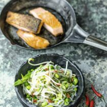 Knusper-Lachs mit Edamame-Nudelsalat Knusper-Lachs mit Edamame-Nudelsalat