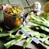 Breite grüne Bohnen mit Tomaten