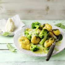 Kurkuma-Ricotta-Gnocchi mit Brokkoli Kurkuma-Ricotta-Gnocchi mit Brokkoli