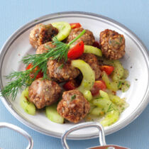 Knusper-Frikadellen mit Gurkengemüse