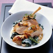 Perlhuhnbrust mit Spinat, Rosinen und Macadamianüssen Perlhuhnbrust mit Spinat, Rosinen und Macadamianüssen