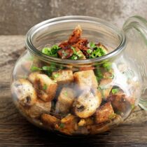 Brotsalat mit Pilzen und Speck Brotsalat mit Pilzen und Speck