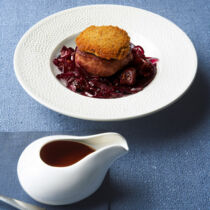 Wildschweinmedaillons mit Nüssen auf Feigenrotkraut Wildschweinmedaillons mit Nüssen auf Feigenrotkraut