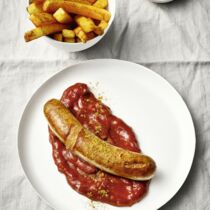 Wildcurrywurst mit Pommes und Dip