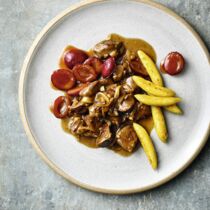 Wikingerfleisch mit Schupfnudeln und karamellisierten Zwetschgen Wikingerfleisch mit Schupfnudeln und karamellisierten Zwetschgen