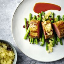 Wildschweinrücken mit Honig-Senf-Kruste, Birnen-Chutney und Speckbohnen Wildschweinrücken mit Honig-Senf-Kruste, Birnen-Chutney und Speckbohnen
