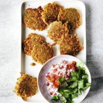 Buchweizen-Möhren-Taler mit Paprikasalat