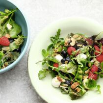 Wildkräutersalat mit Beeren Wildkräutersalat mit Beeren