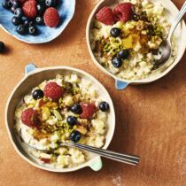 Kardamom-Porridge mit Beeren