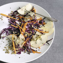 Herbstsalat mit Rotkohl und Apfel