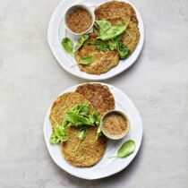 Mungbohnen-Pfannkuchen mit Gemüse und Ingwerdip