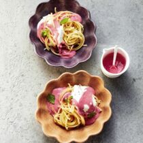 »Spaghetti-Eis«-Dessert mit Apfel und Erdbeersauce »Spaghetti-Eis«-Dessert mit Apfel und Erdbeersauce