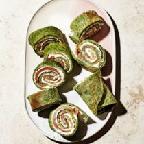 Spinatpfannkuchen-Röllchen mit Räucherlachs Spinatpfannkuchen-Röllchen mit Räucherlachs