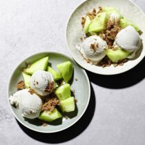 Quarkeis mit Sesamknusper und Melone Quarkeis mit Sesamknusper und Melone