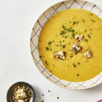 Gemüsesuppe mit Feta-Nuss-Topping