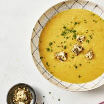 Gemüsesuppe mit Feta-Nuss-Topping Gemüsesuppe mit Feta-Nuss-Topping