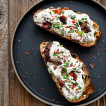 Ziegenkaese-Creme mit kandiertem Bacon und Datteln Ziegenkaese-Creme mit kandiertem Bacon und Datteln