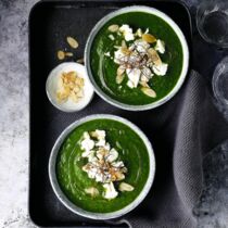Spinatsuppe mit Feta und Mandeln Spinatsuppe mit Feta und Mandeln