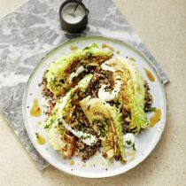 Spitzkohl mit Quinoa und Feta-Creme