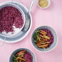 Rote-Bete-Spätzle mit Wurzelgemüse Rote-Bete-Spätzle mit Wurzelgemüse