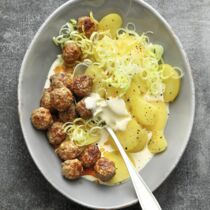 Kartoffelsalat mit Hackfleischbällchen