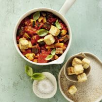 Ratatouille-Eintopf mit Tofu-Croûtons Ratatouille-Eintopf mit Tofu-Croûtons