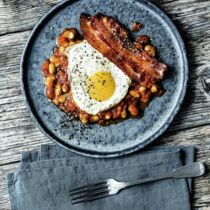 Baked Beans mit Speck und Spiegelei
