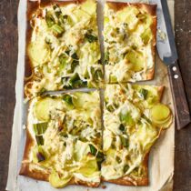 Flammkuchen mit Kartoffeln, Lauch und K&auml;se