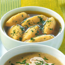 Gemüsebrühe mit Maisgrießklößchen Gemüsebrühe mit Maisgrießklößchen