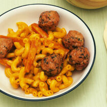 Möhrennudeln mit Bällchen Möhrennudeln mit Bällchen