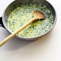 Kräutersauce mit Pinienkernen