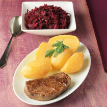 Rindermedaillons mit Birnen-Rotkohl