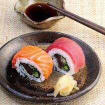 Regenbogen-Sushi mit Lachs und Thunfisch