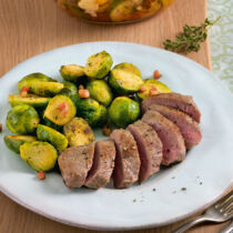 Lammfilet mit Speck-Rosenkohl Lammfilet mit Speck-Rosenkohl