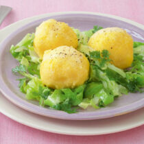 Polentaknödel auf Sahne-Spitzkohl