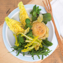 Blattsalate mit gebackenem Ziegenkäse