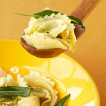 Spinat-Tortelloni in Zitronen-Salbei-Sauce Spinat-Tortelloni in Zitronen-Salbei-Sauce