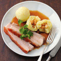 Kartoffelknödel mit Bierbratl