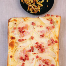 Flammkuchen mit Speck und Birnen