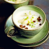 Spargelcremesuppe mit Geröstetem Vollkornbrot