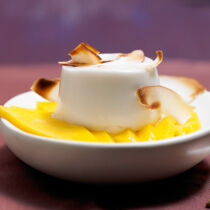 Kokos-Pannacotta mit Mango Kokos-Pannacotta mit Mango