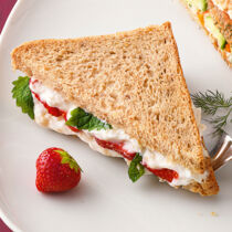 Süße Tramezzini mit Bananencreme und Erdbeeren