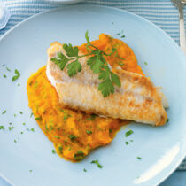 Rotbarschfilet auf Möhren-Kartoffel-Püree Rotbarschfilet auf Möhren-Kartoffel-Püree